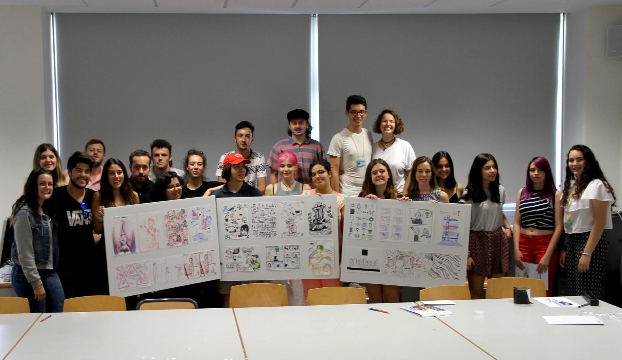 Grupo participante del Campus DKV Fresh Art con paneles de los trabajos realizados