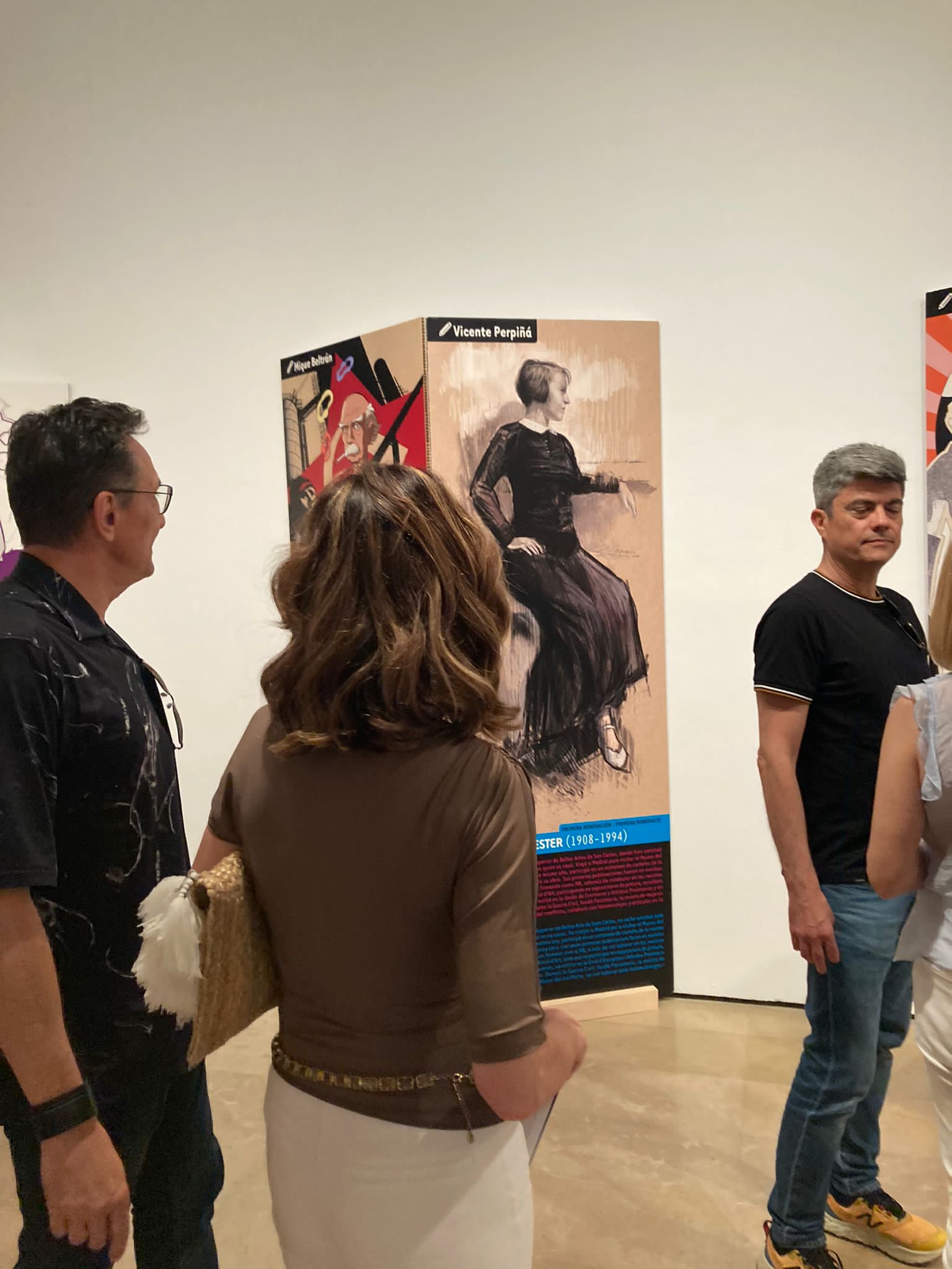 Vista de la exposición 37 Il·lustres x 37 Il·lustrats en el Centre del Carme, con la reinterpretación de Manuela Ballester de Vicente Perpiñá visible en el montaje