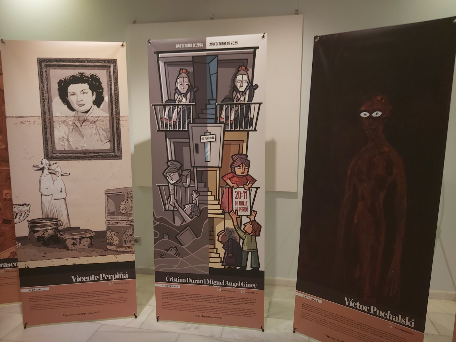 Vista de La DANA: un any després con el panel de Vicente Perpiñá junto a obras de otros artistas participantes