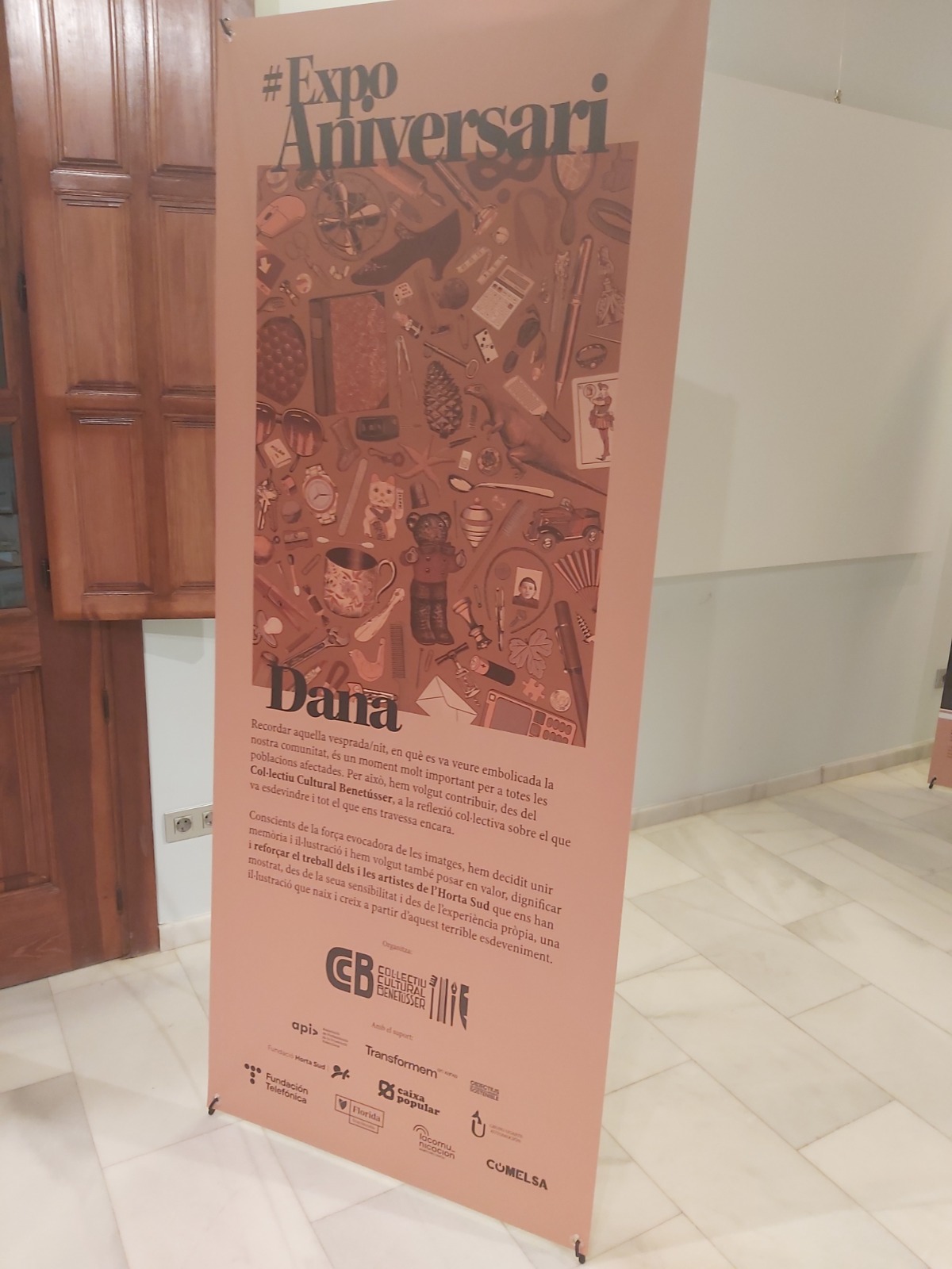 Panel de presentación de la exposición conmemorativa de la DANA organizada en Benetússer