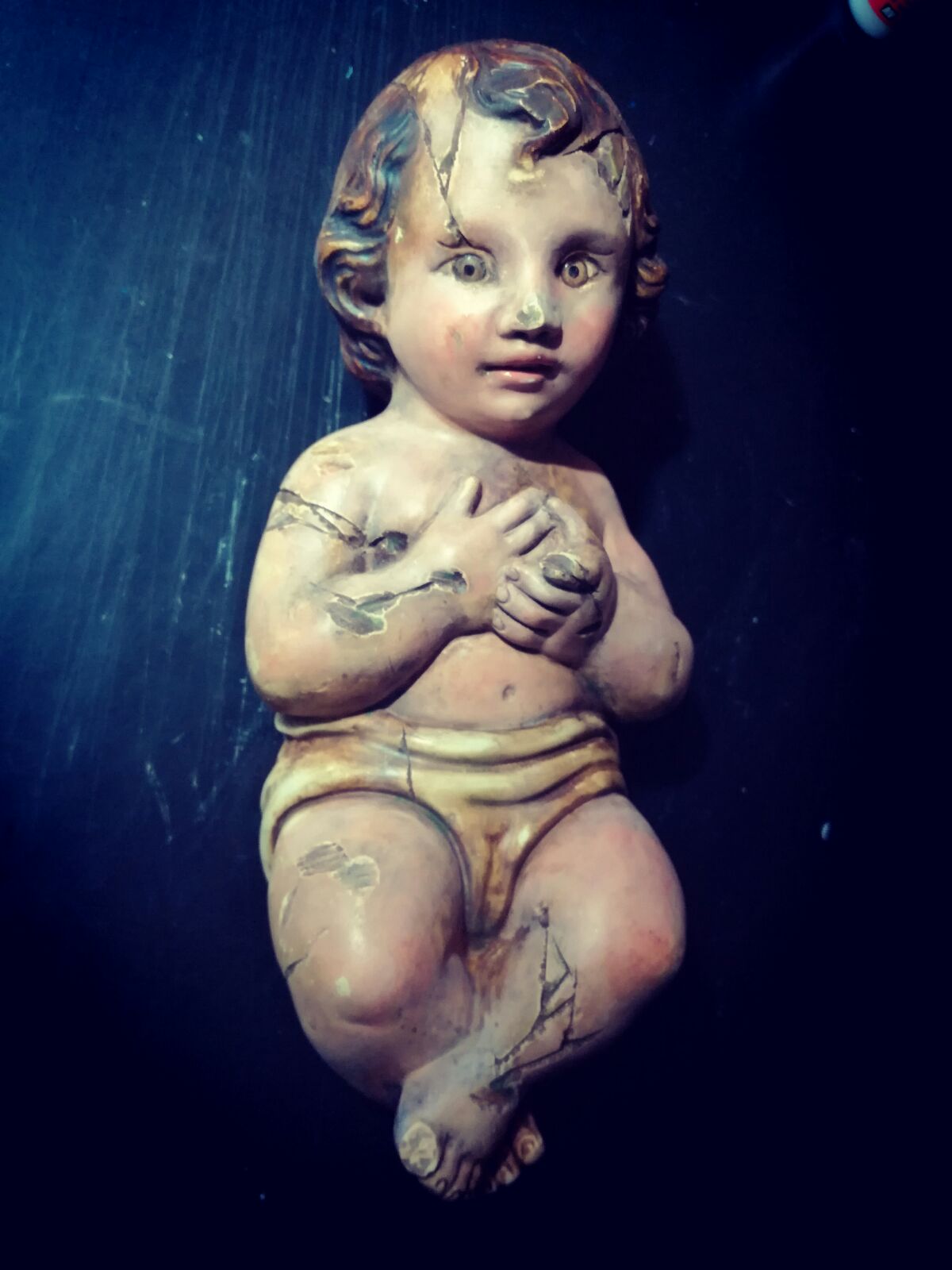 Vista vertical completa de Reliquia, intervención de Vicente Perpiñá sobre una figura de escayola de Niño Jesús