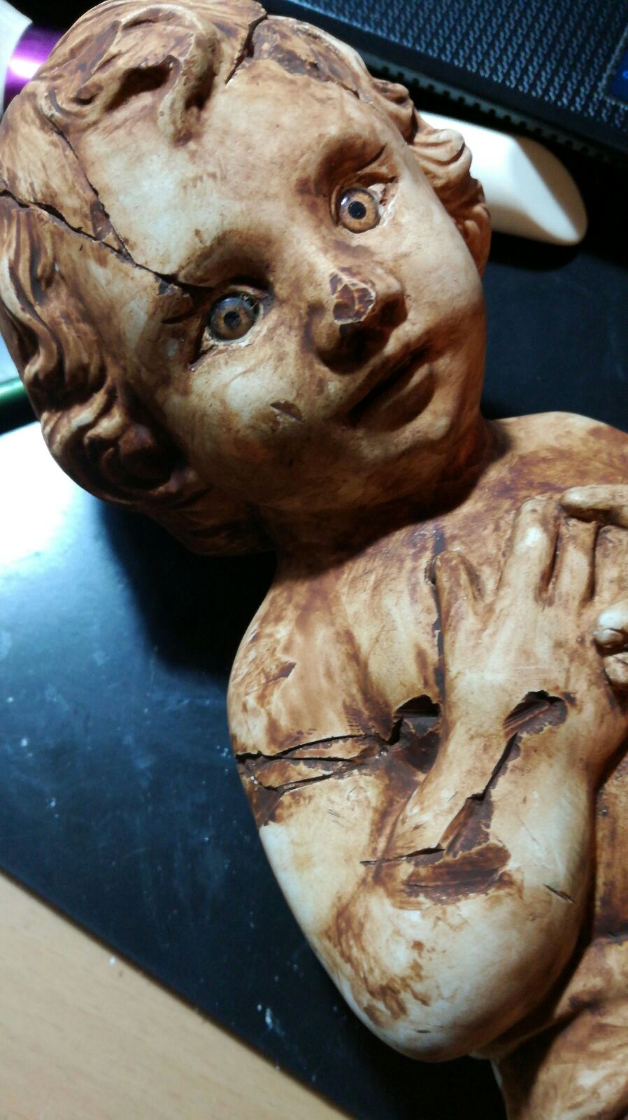 Detalle de Reliquia, con grietas, abrasiones, pérdidas simuladas y pátinas en la superficie