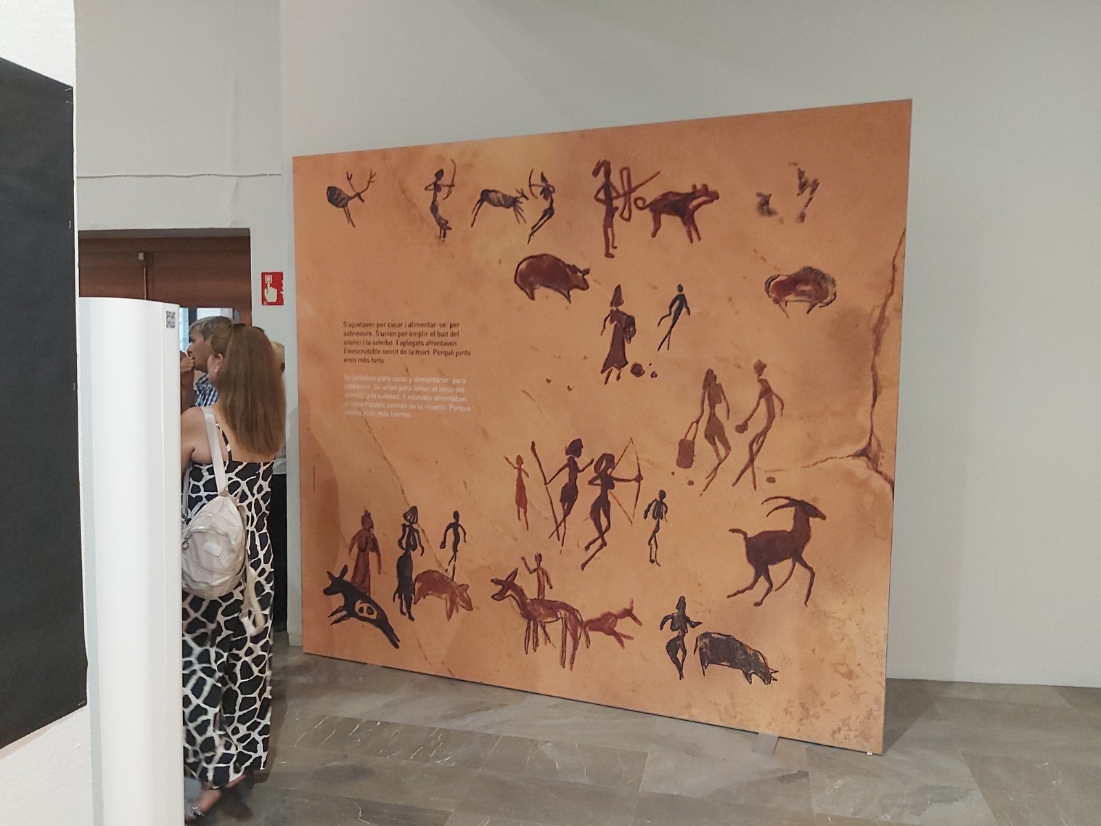 Panel expositivo con la escena de inspiración rupestre realizada por Vicente Perpiñá para Les victòries cal saber veure-les